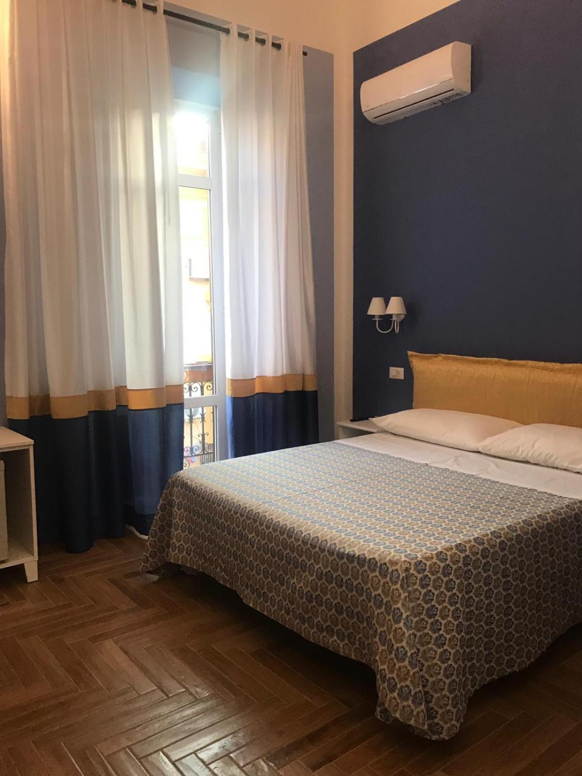 B&B I Due Teatri Neapel Exteriör bild
